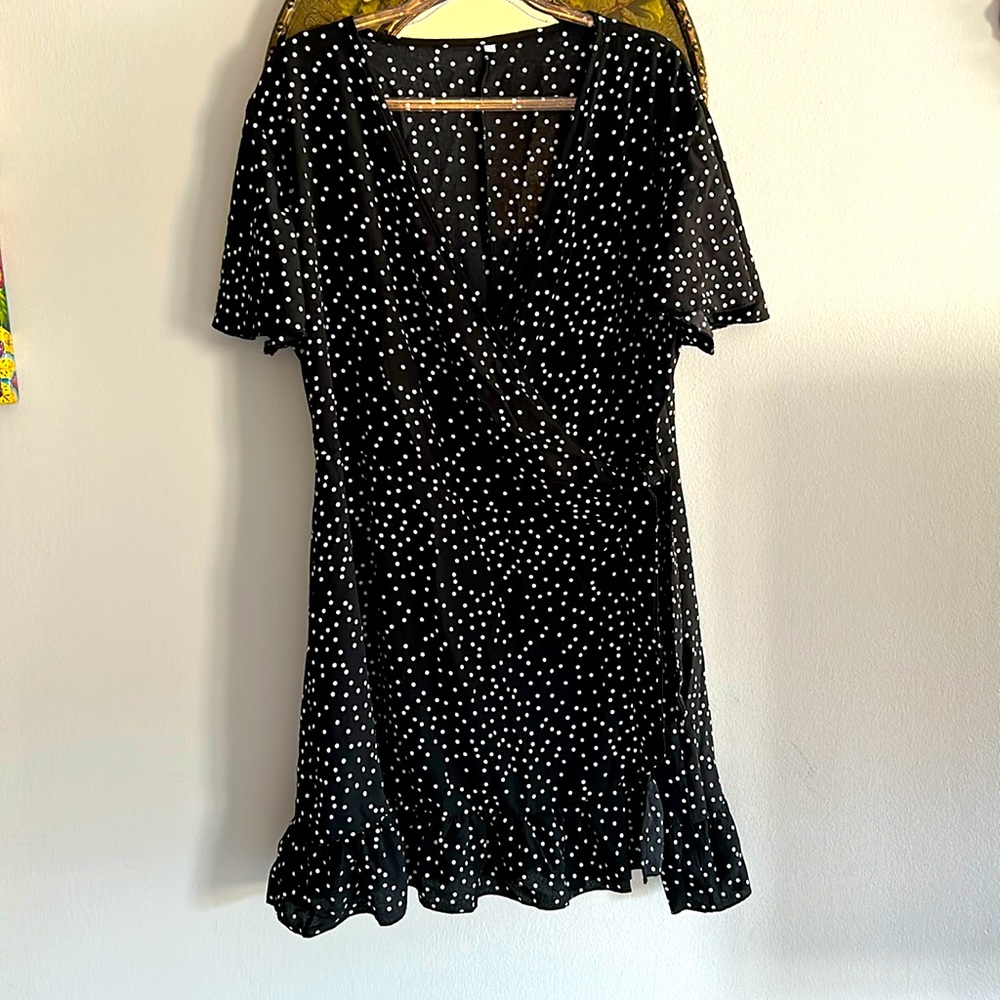 Mini dress/tunic top, polyester. Flounce sleeves and bottom. Women’s size 2 XL.